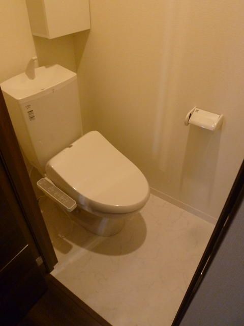 東急東横線 大倉山駅 徒歩12分 2階建 築8年のトイレ写真
