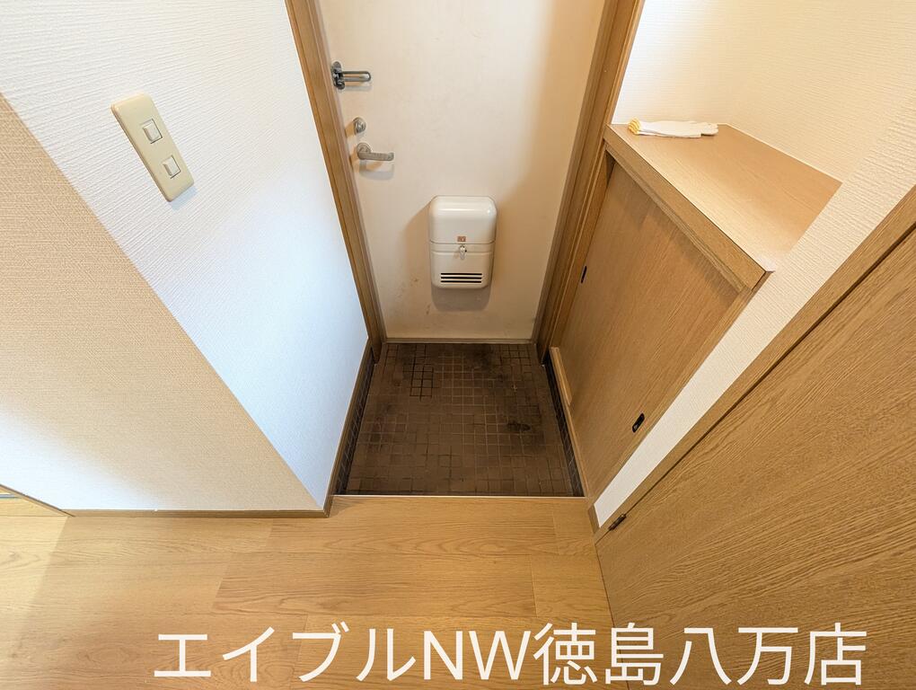 ＪＲ牟岐線 二軒屋駅 徒歩10分 5階建 築30年の玄関写真