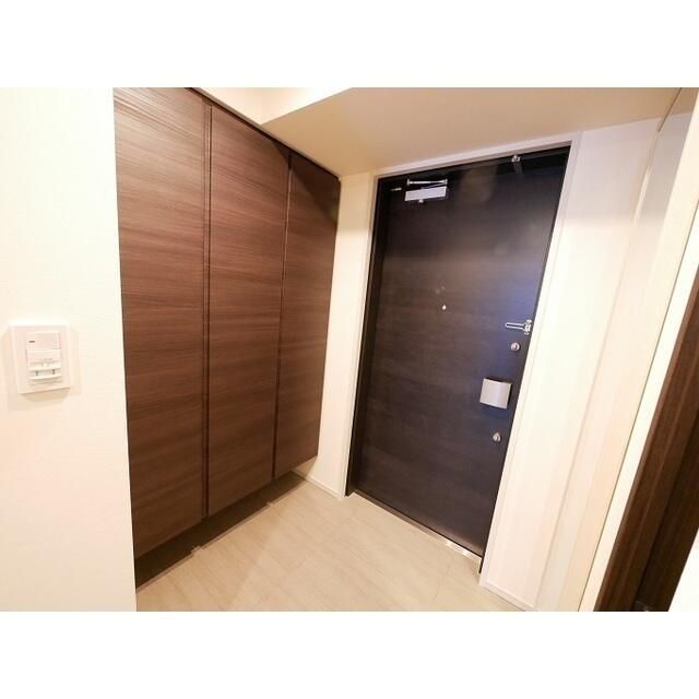 コンフォリア新宿イーストサイドタワーの玄関写真