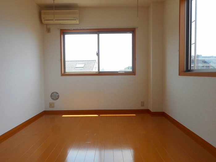 居室・リビング　同マンション別部屋参考写真です