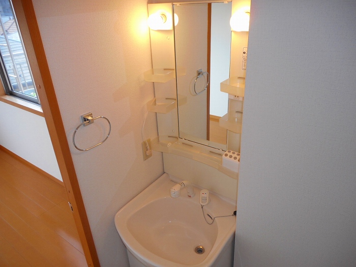 洗面設備　同マンション別部屋参考写真です