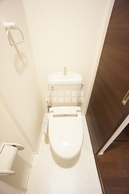 トイレ　白基調で清潔感のあるトイレです♪