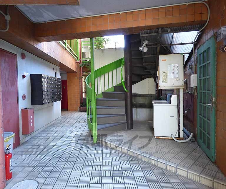 【京都市北区衣笠東御所ノ内町のマンションのエントランス】