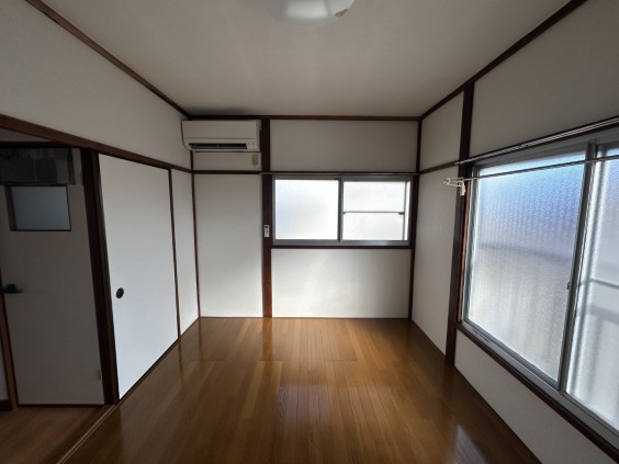 居室・リビング　南向き2面採光のお部屋です