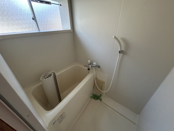 バス・シャワールーム　窓があるので換気ができます