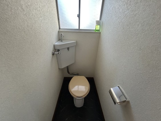トイレ　窓があります