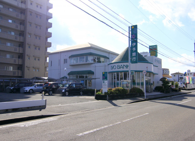 【松山市祓川のアパートの銀行】