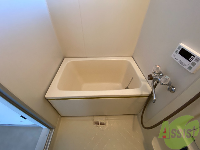 バス・シャワールーム　お風呂には追焚機能が付いています。洗い場も広々としています。