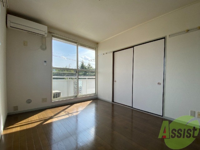 居室・リビング　６帖の洋室はリビングに。家具の配置も自由にできそうですね。