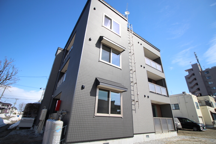 札幌市北区篠路八条のマンションの建物外観