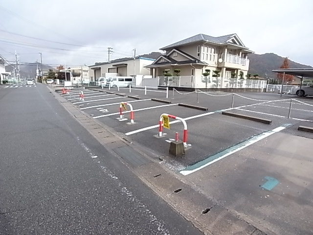 フェリアＢ棟の駐車場