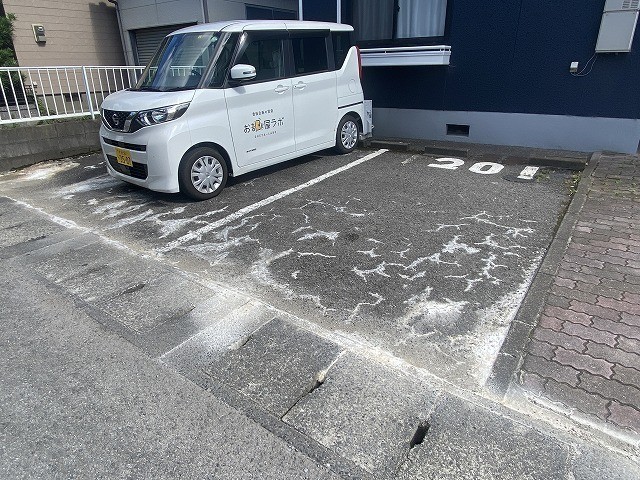 【セジュール川上の駐車場】