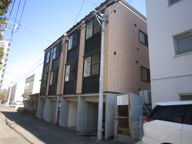 札幌市中央区南十九条西のアパートの建物外観