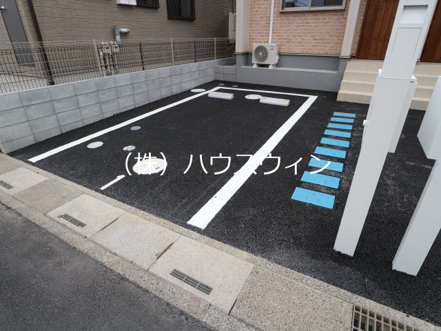 【吉川市中央のアパートの駐車場】