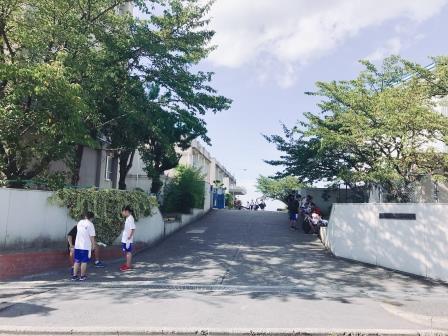 【スマリオ晴美台団地5棟の中学校】