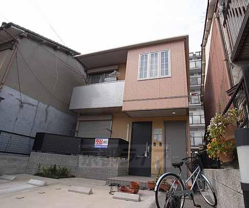 京都市伏見区深草越後屋敷町のアパートの建物外観