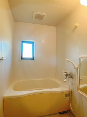 バス・シャワールーム　お風呂も嬉しい窓付!!