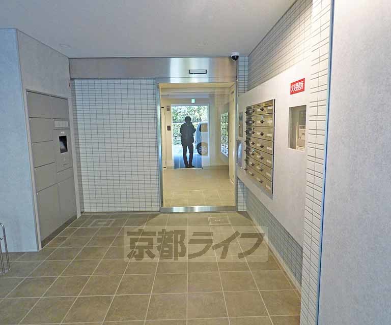 【京都市上京区下清蔵口町のマンションのエントランス】