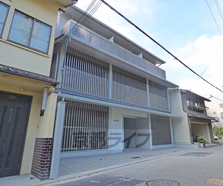 京都市上京区下清蔵口町のマンションの建物外観