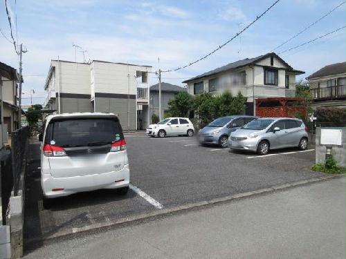 【レオパレススカイブルーの駐車場】