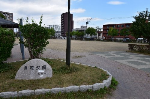 【札幌市中央区南七条東のマンションの公園】