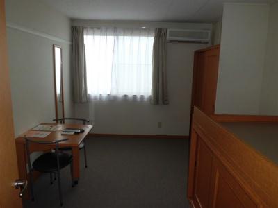 居室・リビング　カーペット張りの居室。