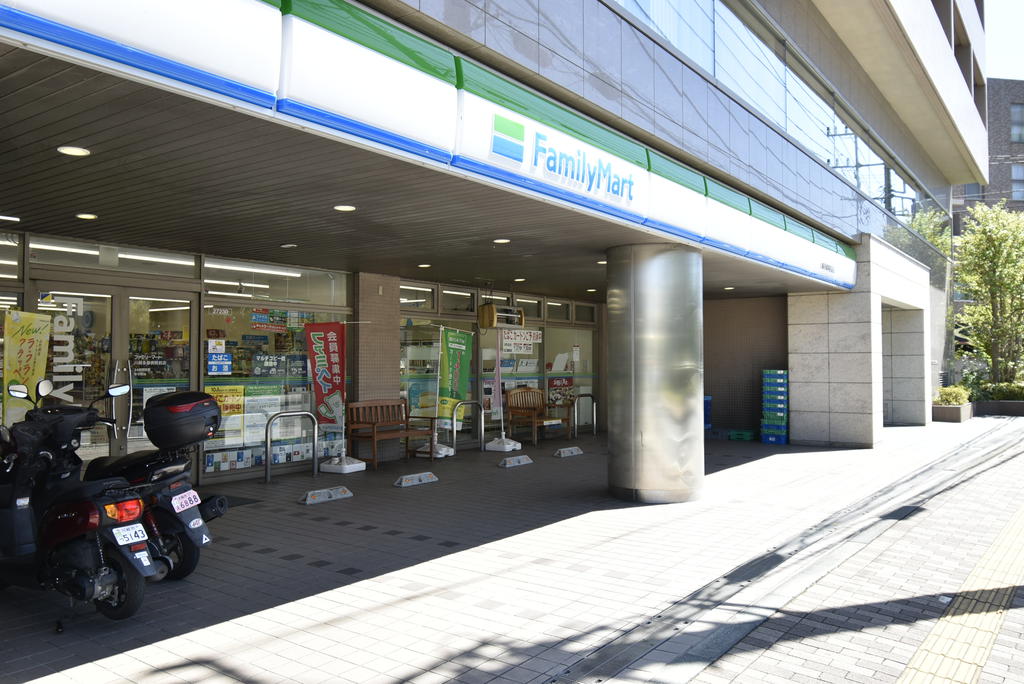 コンビニ　ファミリーマート川崎多摩病院前店（コンビニ）まで413m