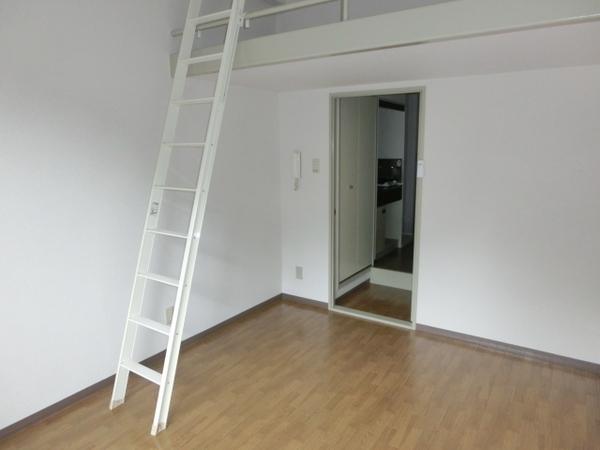 居室・リビング　ロフト付きのリビングです♪