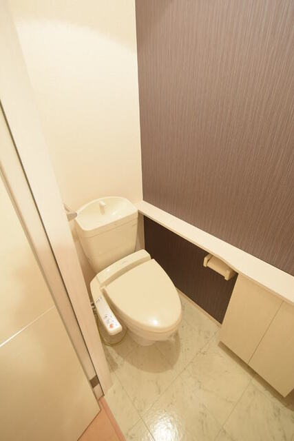 トイレ　温水洗浄便座