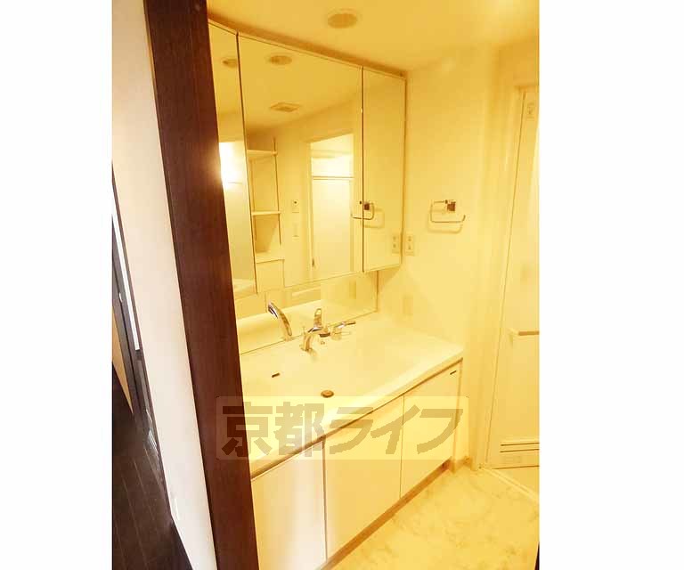 洗面設備　三面鏡のシャンプードレッサー。