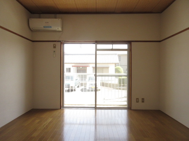 居室・リビング　8帖洋室、南向き明るいお部屋です