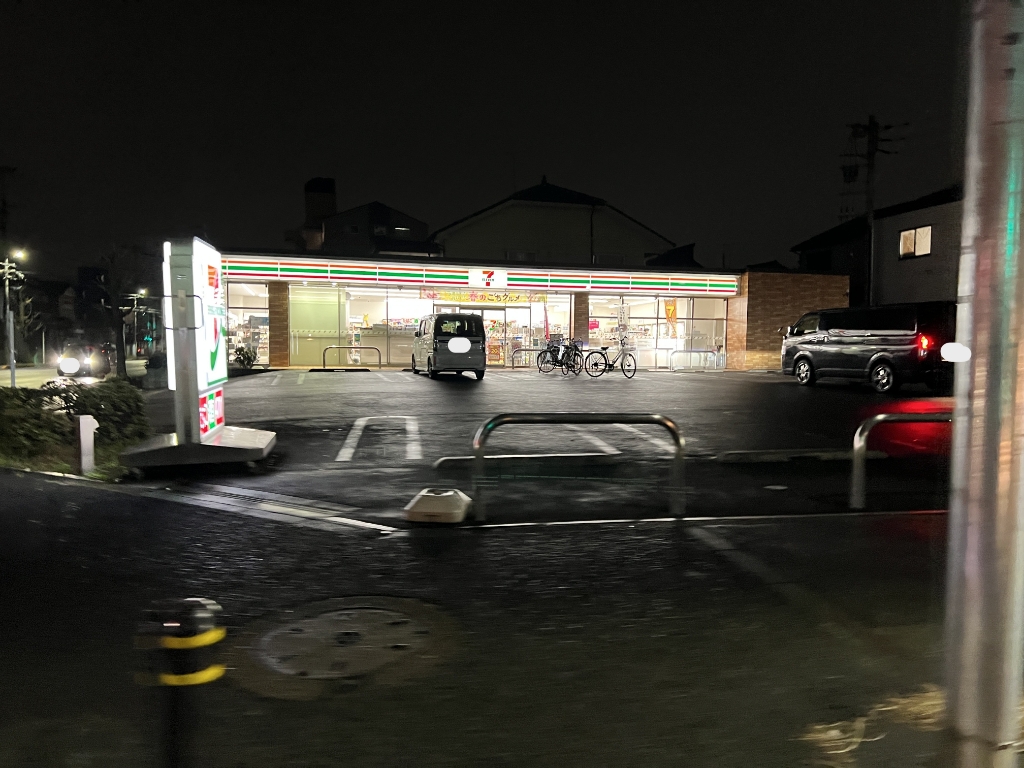 コンビニ　セブンイレブン　足立六木店（コンビニ）まで1079m