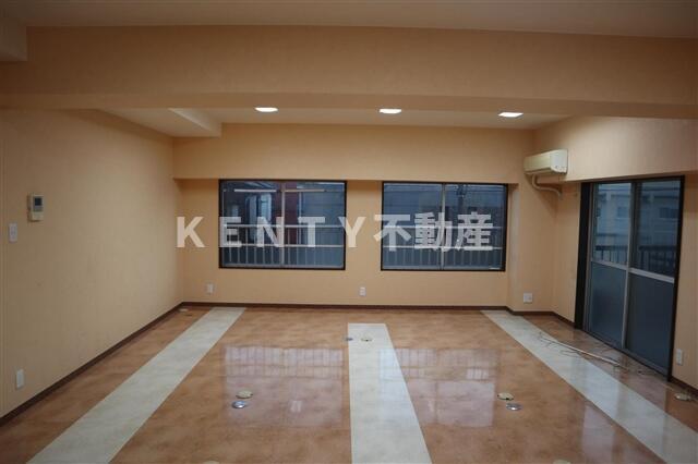 居室・リビング　こちらのリビングで趣味の時間をお楽しみください