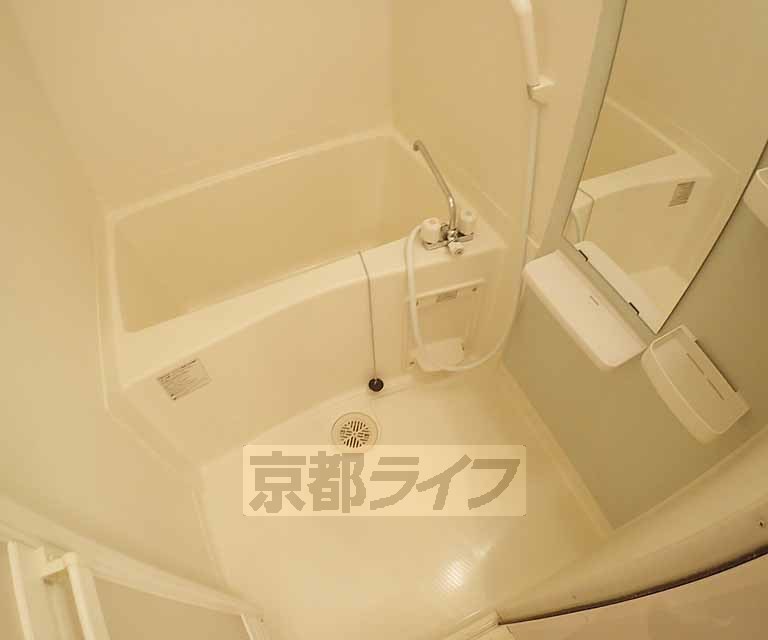 バス・シャワールーム　清潔感のあるバスルームです。