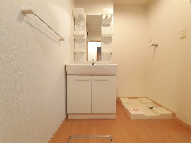 洗面設備　ゆったりとスペースのある洗面所