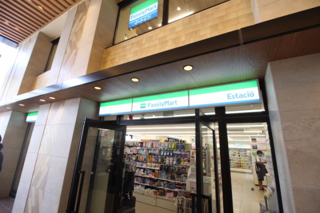 コンビニ　ファミリーマート（コンビニ）まで190m