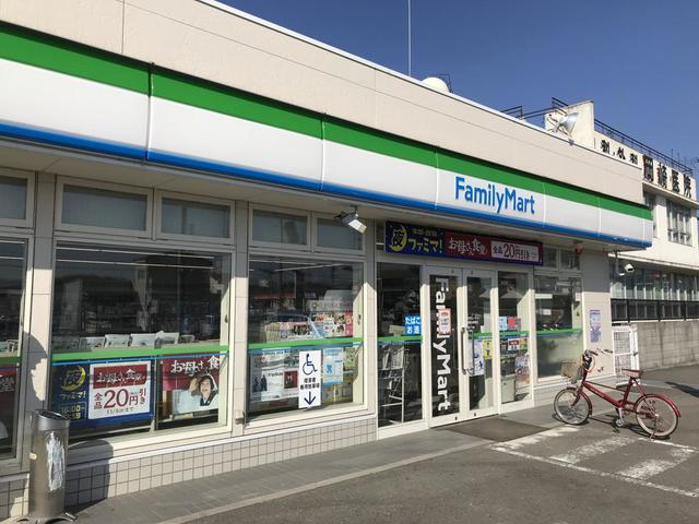 コンビニ　ファミリーマート和歌山岡崎店（コンビニ）まで987m