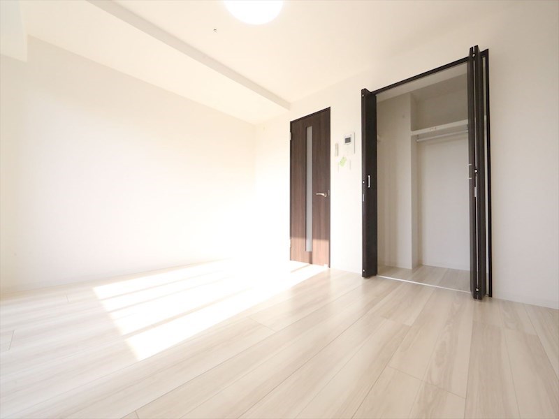 居室・リビング　洋室8.2帖　ウォークインクローゼット付（収納充実してます）