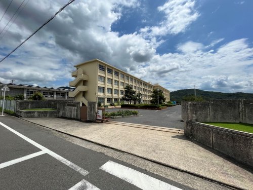 中学校　石尾台中学校（中学校）まで322m