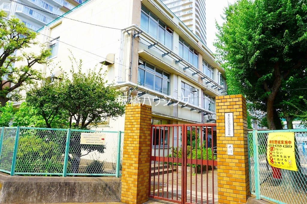 小学校　北区立滝野川第二小学校（小学校）まで511m