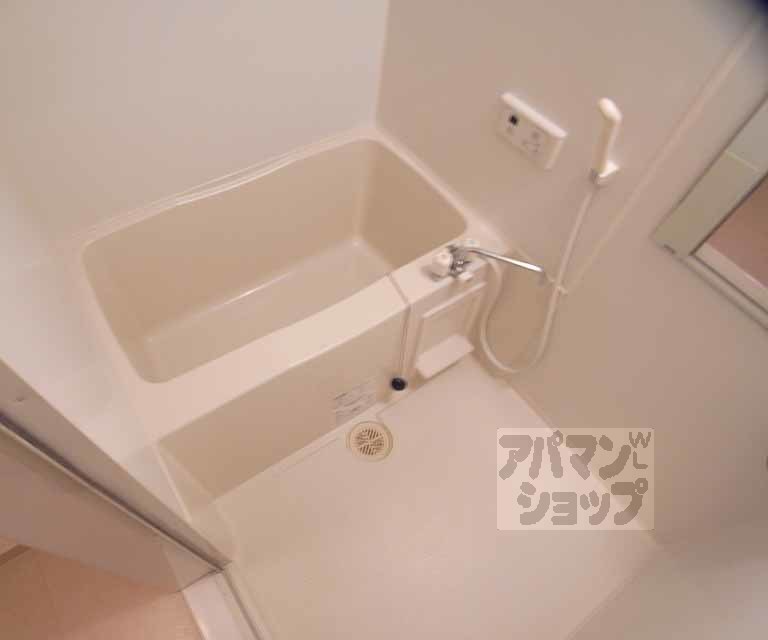 バス・シャワールーム　ゆったり入れるお風呂です。