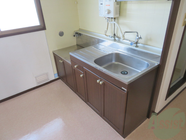 キッチン　こちらがキッチンです。広いので料理をしたくなりますね。