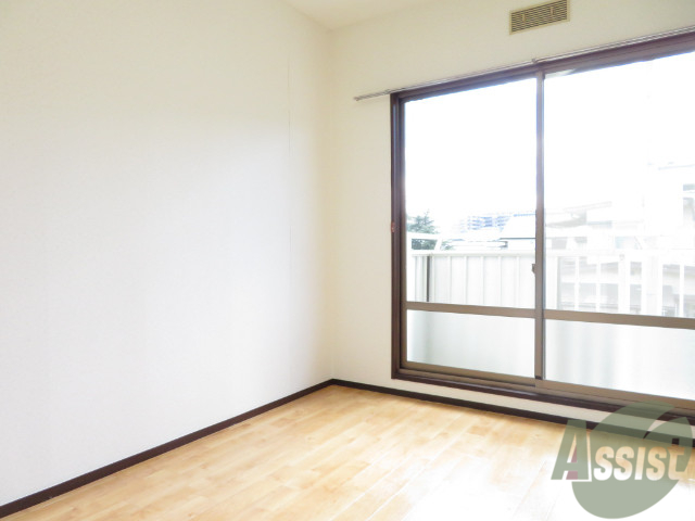 その他部屋・スペース　寝室はこんな感じです。ベッドを置いてもスペースに余裕あり