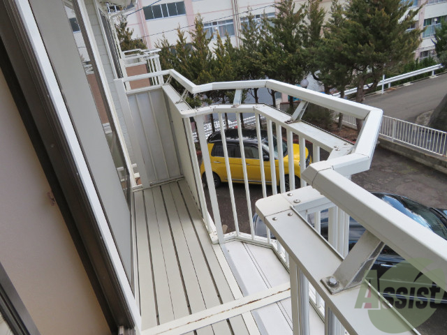 バルコニー　こちらはベランダです。布団なども干せそうですね。