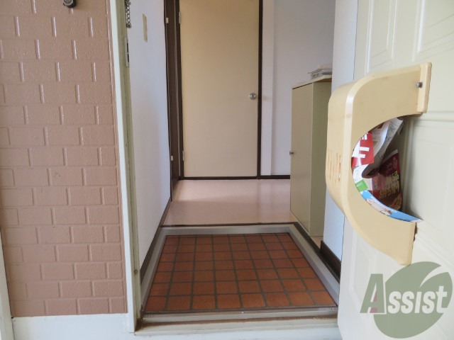 玄関　玄関はこんな感じです。何足か靴を置いておけそうです