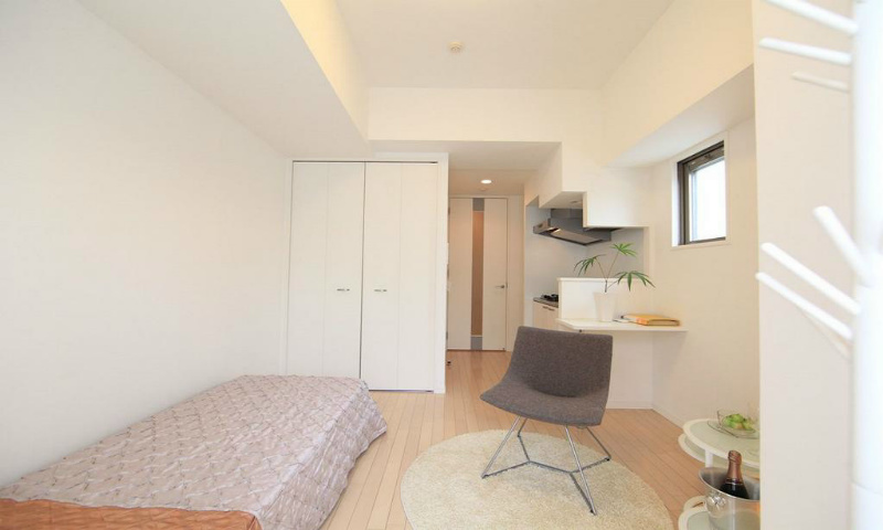 居室・リビング　洋室8.4帖エアコン付充実した収納付き