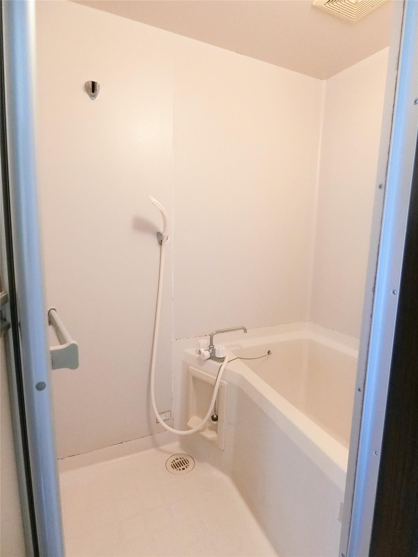 バス・シャワールーム　シャワー付きのバスルームです♪