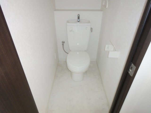 トイレ　同物件、別号室のものです。