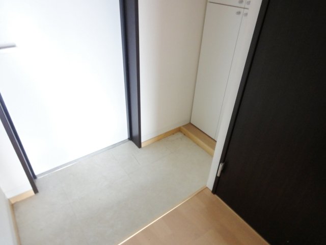玄関　同物件、別号室のものです。