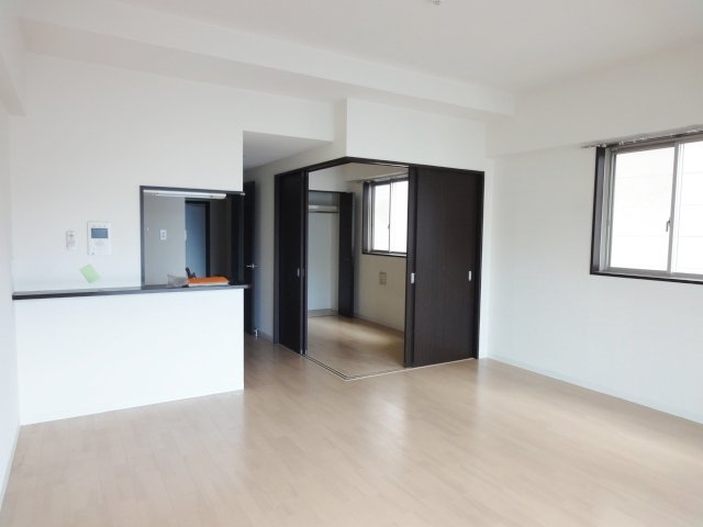 居室・リビング　同物件、別号室のものです。